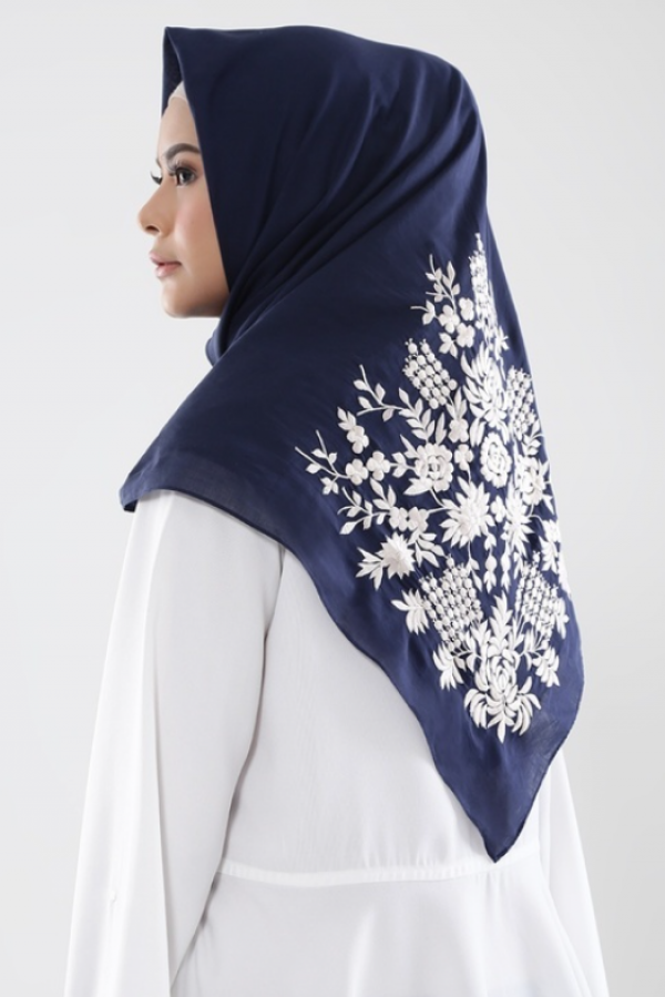 Hijab segi empat dengan bordir berkilau